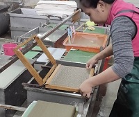 泰山與廣興紙寮合作實驗製作茶渣粉再生紙張